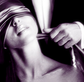 femme les yeux band&eacute;s par un homme