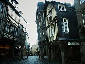 /Image/img_articles/escapade_malouine/dinan_rue2.jpg