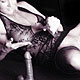 femme avec sextoy et lubrifiant