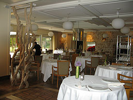La salle à manger du Manoir du Lys pendant la mise en place La salle à manger du Manoir du Lys
