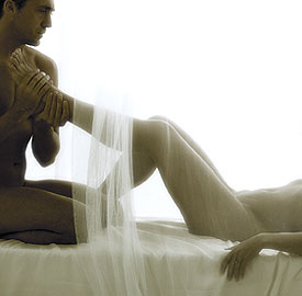 homme nu massant un pied f&eacute;minin