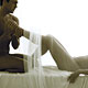 homme nu massant un pied f&eacute;minin
