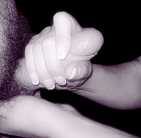 masturbation d'un homme par une femme avec caresses des couilles