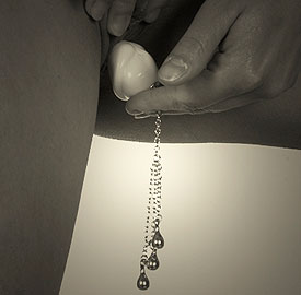 femme introduisant un bijou pénétrant dans son vagin