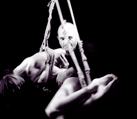 Shibari - femme en suspension par Dr Phil 