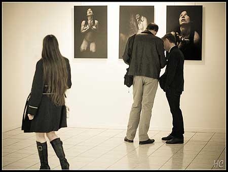 Recueillement devant les oeuvres de Christian Demare - photo Hors-Cadres Chat Soleil expose - photo Hors-Cadres