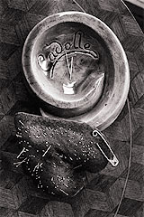 Atelier Cadolle - cendrier et pelotte d'épingles - JL Sieff Atelier Cadolle - cendrier et pelotte d'épingles - JL Sieff