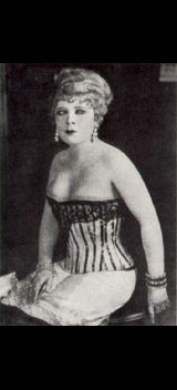Mae West en corset