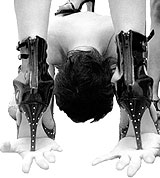 Trampling sur mains soumises Trampling sur mains soumises
