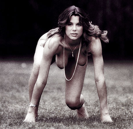 femme nue à quatre pattes dans l'herbe - Photo Jacques Bergaud 