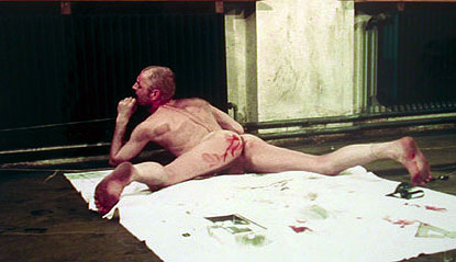 Gunter Brus, un des fondateur de l'Activisme viennois en 1964, lors d'une performance