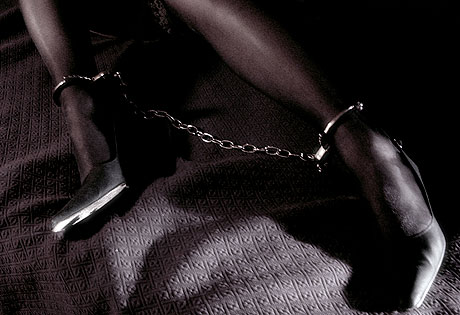 Bas noirs et menottes d'acier