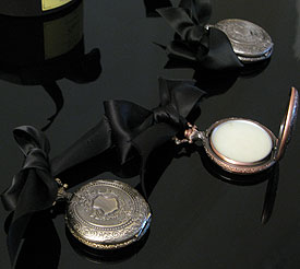 Parfums compacts insérés dans des montres victoriennes 
