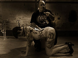table humaine tatouée. Jamie et Dr Phil avant le nawashibari - photo Paul Wagner