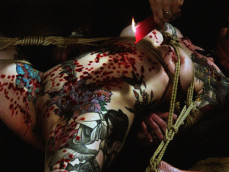 cire chaude sur corps de femme tatouée - photo Paul Wagner