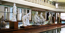 La piscine -le bassin et les sculptures