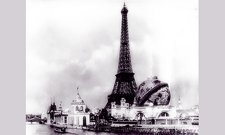 Exposition universelle de Paris 1900 - La Tour Eiffel et le globe céleste