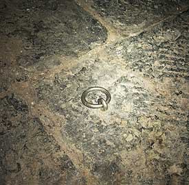 La cave du Donjon : le sol rugueux est aussi pourvu d'anneaux...