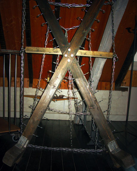 Le Donjon Noir - Croix de Saint-André spéciale bondage