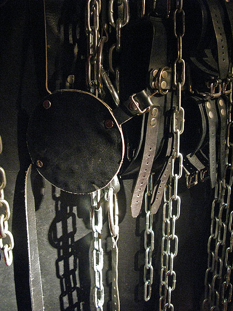 Colliers, menottes, chaînes et attaches diverses... un échantillon de l'équipement du Donjon Rouge Colliers, menottes, chaînes et attaches diverses... un échantillon de l'équipement du Donjon Rouge