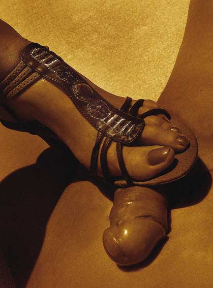 photo de Paul Wagner : pied féminin chaussé de sandale sur bite en érection